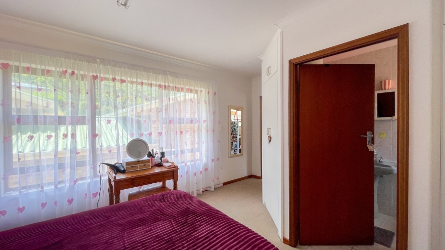 5 Bedroom Property for Sale in Glentana Western Cape